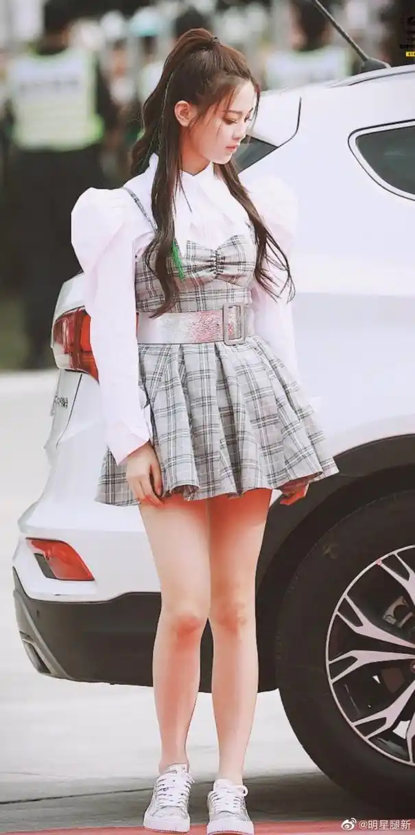 火箭少女杨超越短裙小白鞋少女风