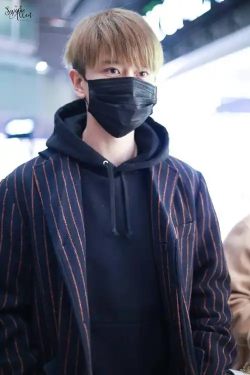 任嘉伦穿条纹西装内搭黑色卫衣现身机场,戴黑口罩遮面挡不住帅气