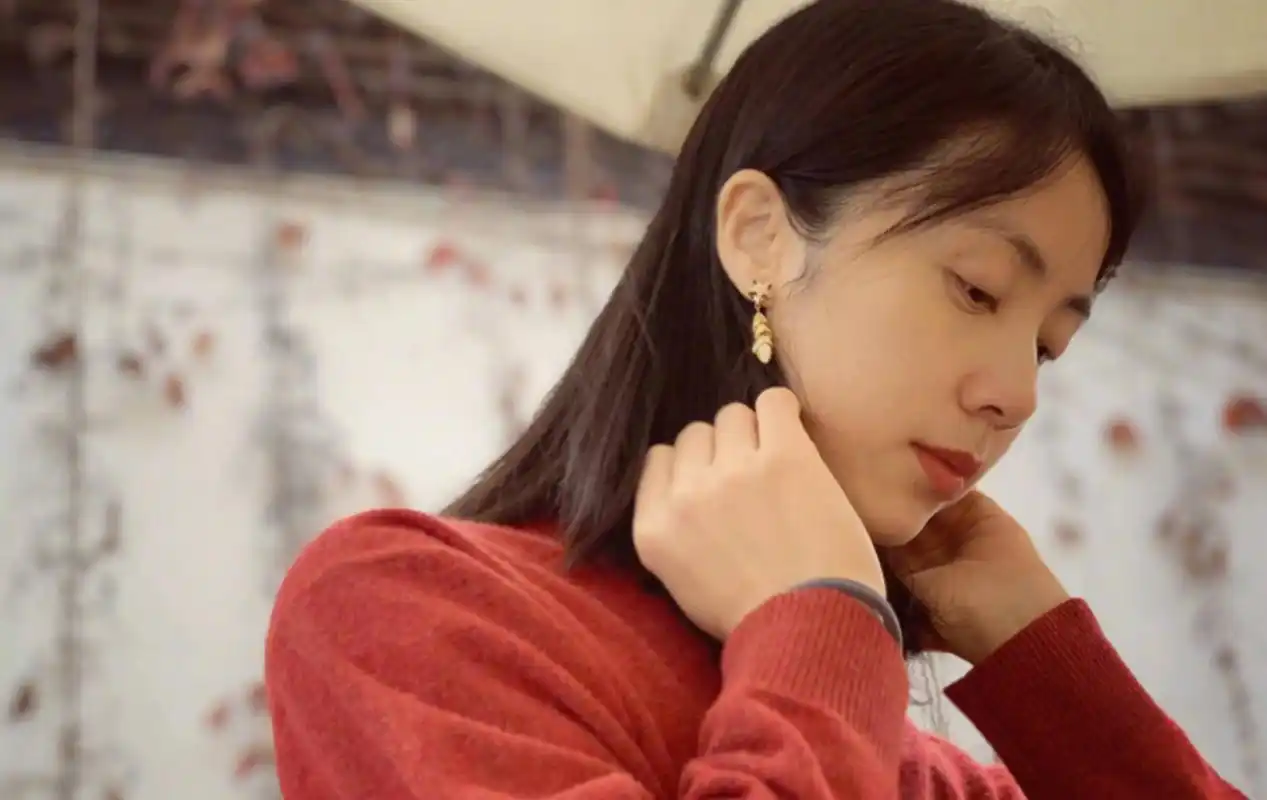 44岁孙莉晒自拍引热议!染一头黄发气质变化大,被吐槽显老没精神