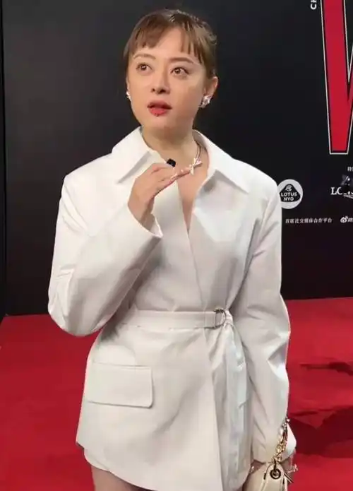 孙俪留长发出席活动,皮肤白皙脸部线条硬朗,女生男相问题仍明显_魅力
