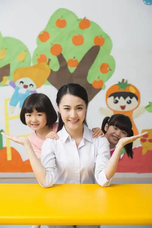 女老师和小朋友一起玩耍