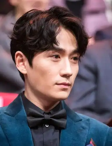 今天我们来看看那些已经30多岁40多岁还依旧少年感十足的男明星吧