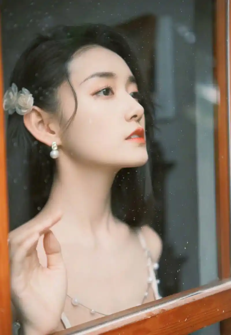 蒋依依穿珍珠吊带裙,太好看了吧 #蒋依依