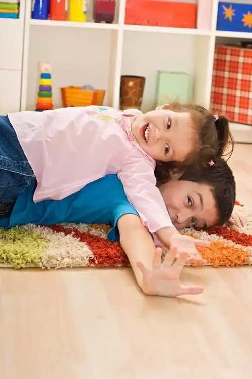 两个孩子休息,两个快乐的孩子在地板上玩