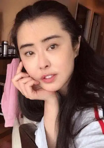 56岁王祖贤罕见露面穿纱裙又高又美就是嘴凸太影响颜值