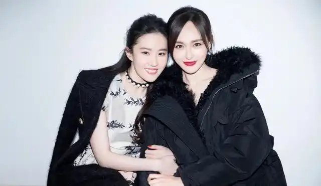 可以看到当红帅气的男女明星盛装出席,以最好的形象亮相;又能看到各路