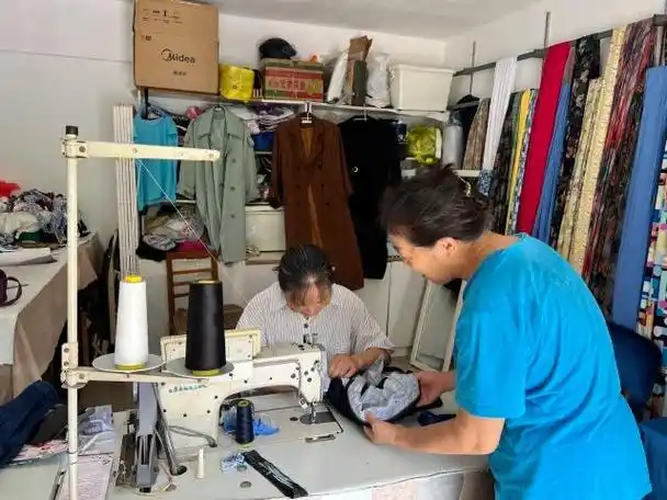 东苑高新社区的纤手服装工作室的陶玲接到了许多咨询缝补衣服的电话