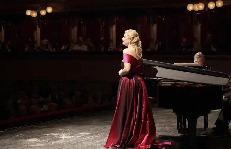 拉脱维亚女中音歌唱家艾琳娜-嘉兰莎(elina garanca / 1976)演唱,德国