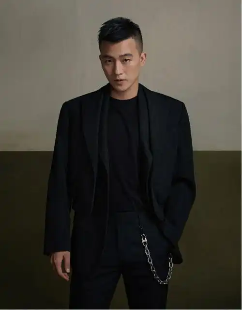 欧豪板寸头搭配牛仔衣(欧豪现身机场看着有点胖)(7)