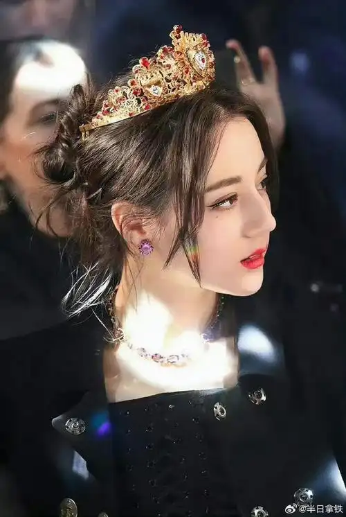 绝美暗黑风黑天鹅 黑衣皇冠造型梦回米兰 迪丽热巴开始推理吧黑天鹅