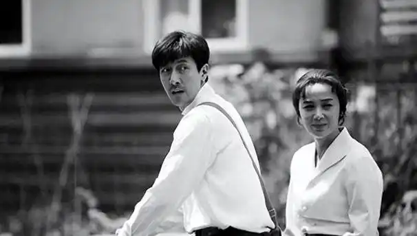 他们俩是在演出话剧《樱桃园》时相遇的,后来张鲁一受到蒋雯丽的邀请