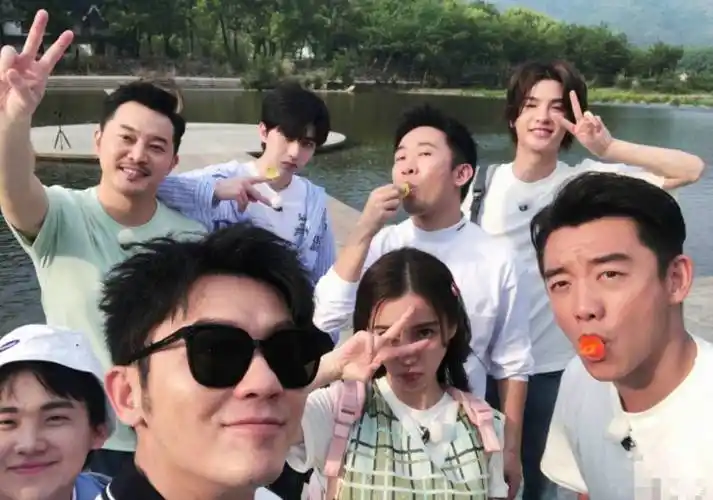 李晨原相机状态下拍,蔡徐坤少女感十足,蔡徐坤皮肤太好了 - 方物云