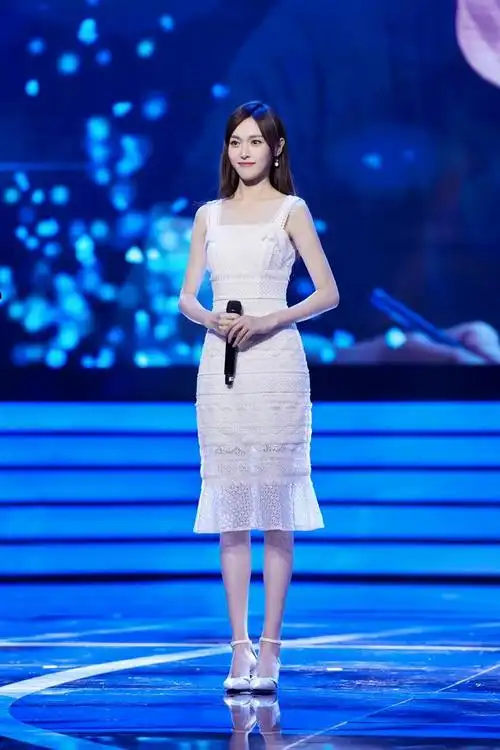 但穿在唐嫣身上却有一种清纯的美感,明明身高和气质都很御姐的唐嫣