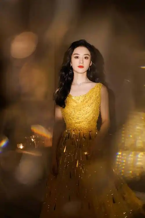 微博红毯:肖战状态佳,赵丽颖气质十足,张天爱女神范吸人眼球_造型