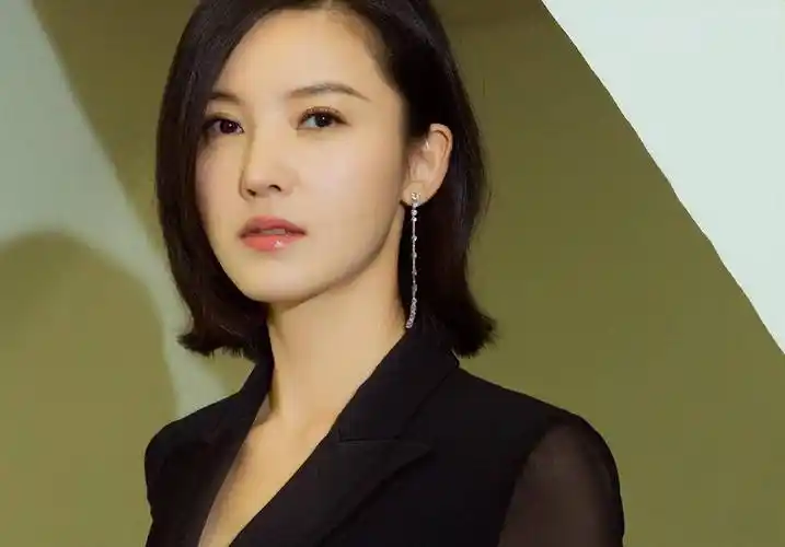 杨子姗:离开师父孙楠后走红,35岁生女,老公不温不火被骂抄袭