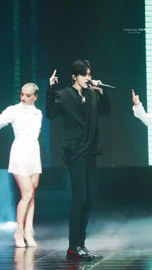 你轻轻一个吻00    #蔡徐坤#ride or die -蔡徐坤