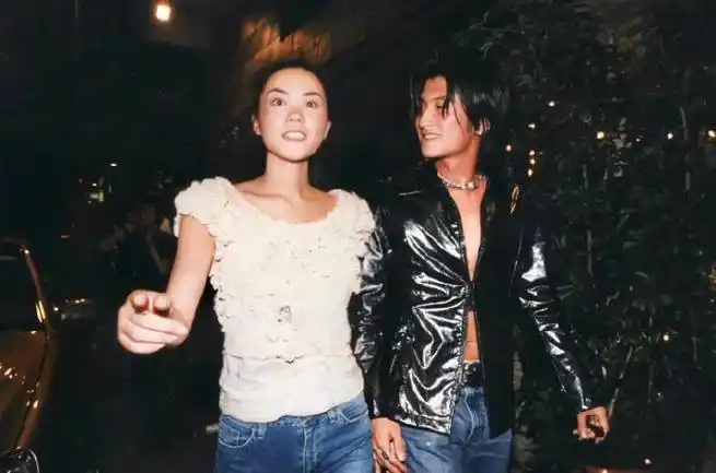 王菲头靠在谢霆锋肩膀