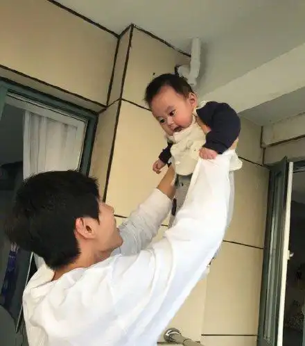 张哲瀚怀抱小孩超温柔童年照被指撞脸侄子