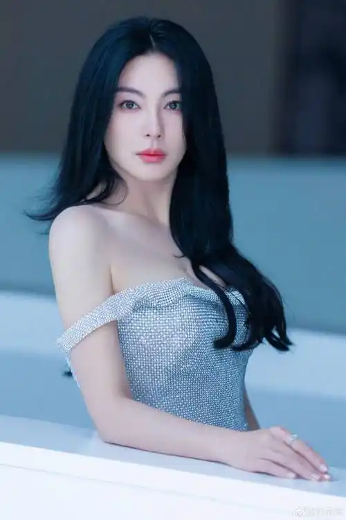 张雨绮这身材真是好到犯规啊!蓝色低胸抹胸裙,曼妙身材太诱人