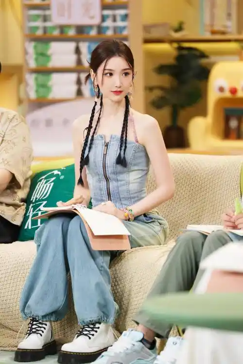 毛晓彤拥有一双水灵灵的大眼睛,眼神中透露出一种独特的魅力 – 爱