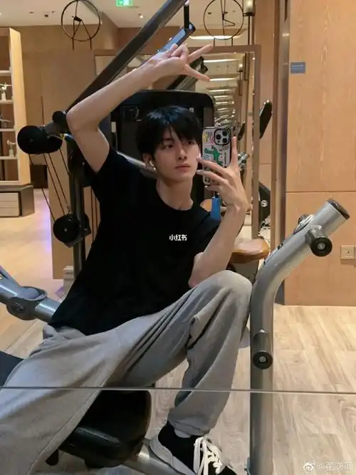 帅麻了帅麻了,猛男出没,咱下次要不考虑露个腹肌@翟潇闻@#翟潇闻帅