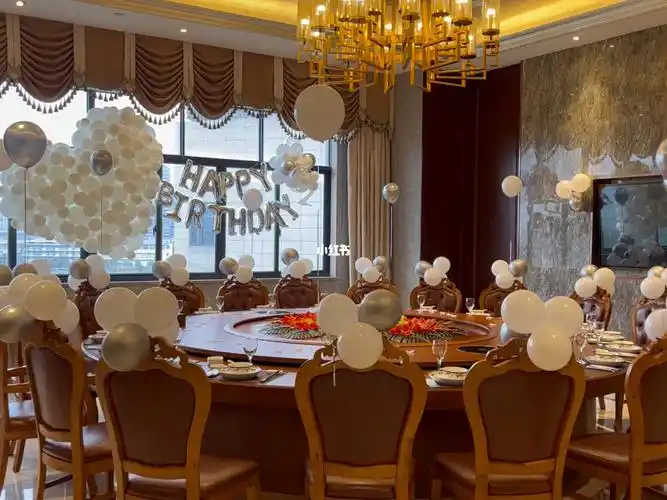白银色系爱心造型餐厅生日布置