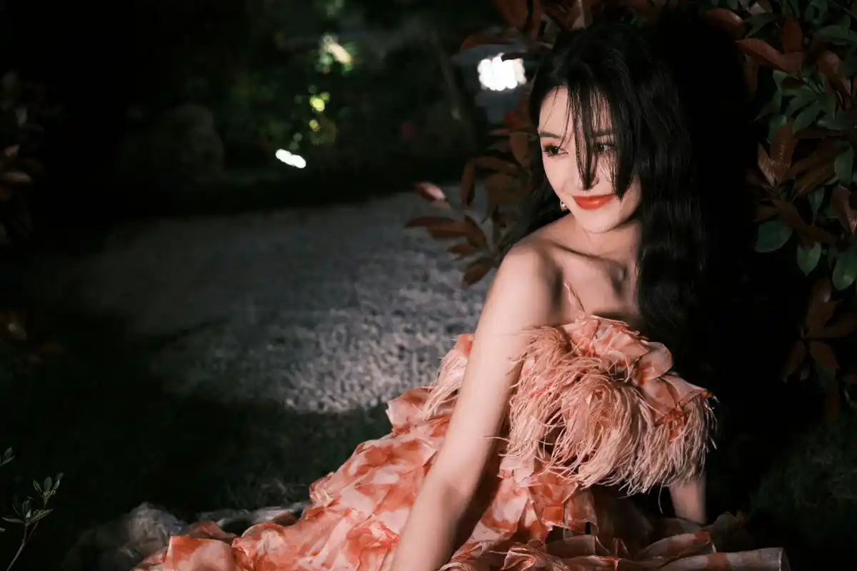 蒋依依礼服裙随拍# 蒋依依礼服裙子真的好美好好看啊!好爱漂亮女鹅