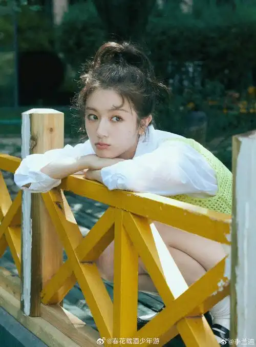 李兰迪绿色马甲白衬衫##李兰迪高马尾