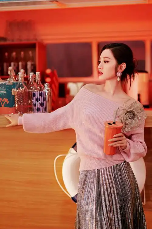 唐艺昕一字肩粉毛衣