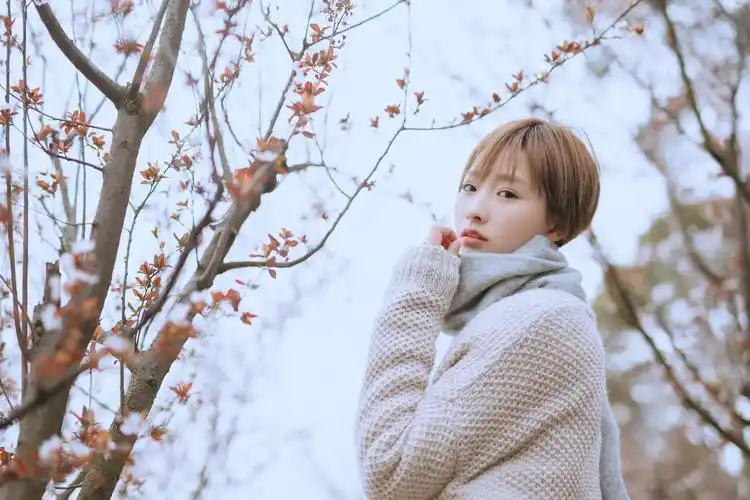 清爽短发美女养眼小清新写真图片