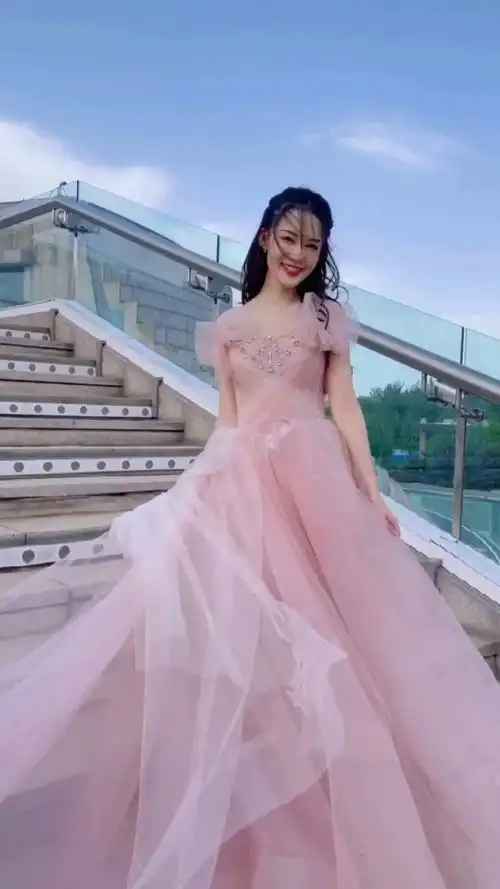 李沁粉色拖地长裙,夏季有你超甜