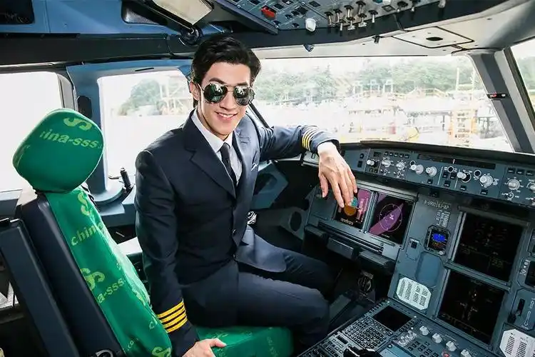 李治廷机长服帅气亮相李治廷出席品牌发布会