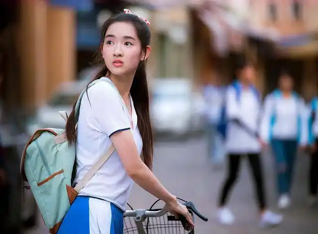 《少年派》里邓小琪的扮演者原来已经22岁,剧中高傲,戏外也很牛