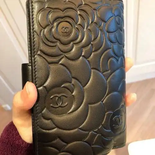 香奈儿黑色经典款山茶花小羊皮短款钱包