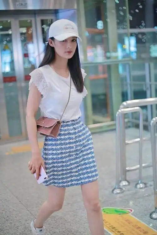 李沁这身材谁不爱简约白裙都能穿出优雅感加上贵气首饰更美了