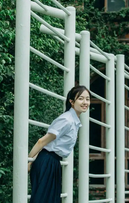 简介:李兰迪清纯校服写真图片,分享一组李兰迪图片给大家,图中的明星