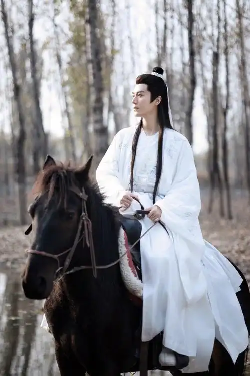 策马随拍#茅子俊全新古风大片释出,深秋时分,@茅子俊以白衣飘带造型