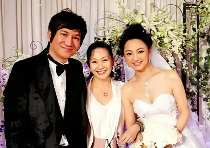 演员罗海琼:37岁嫁豪门,42岁高龄生二胎,如今两个女儿成她骄傲