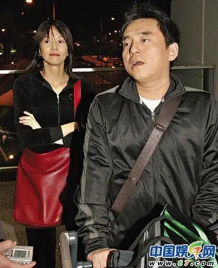 懒散吕方复出后闪电失业 死缠郑裕玲求复合