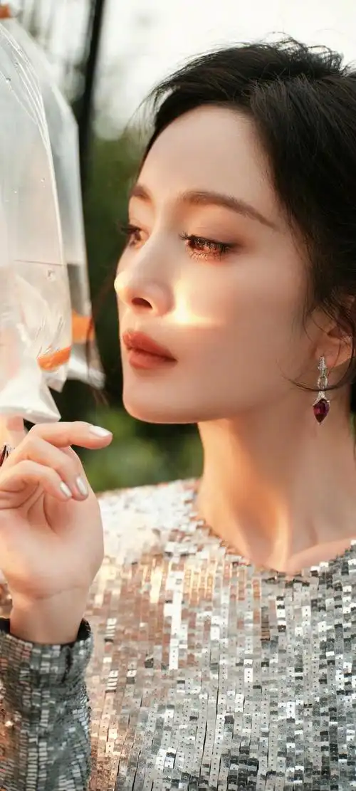 在这组壁纸中,杨幂身穿一袭银色亮片裙,展现出她的优雅与高贵.