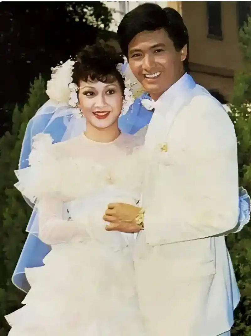 这是周润发与第一任妻子余安安的结婚照.