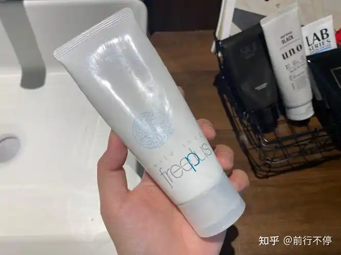 很多都是复配型的男士洗面奶,皂基 氨基酸等等之类的混合男士洗面奶!