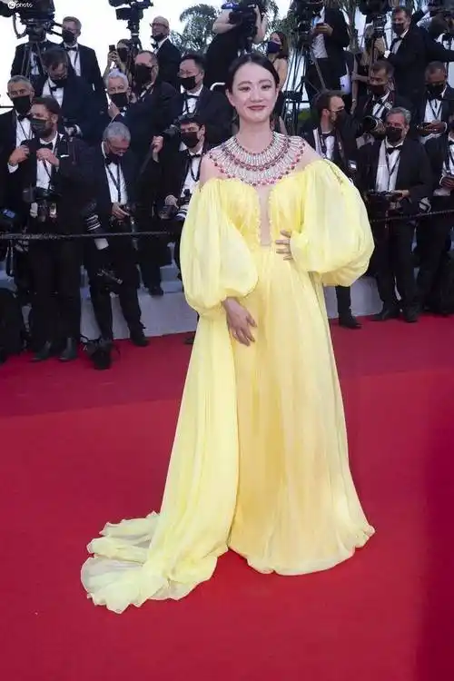 第74届戛纳电影节开幕红毯:中国演员李梦身着黄色纱裙优雅亮相_礼服