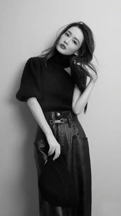 李沁黑色毛衣 黑白照片4k手机壁纸2160x3840