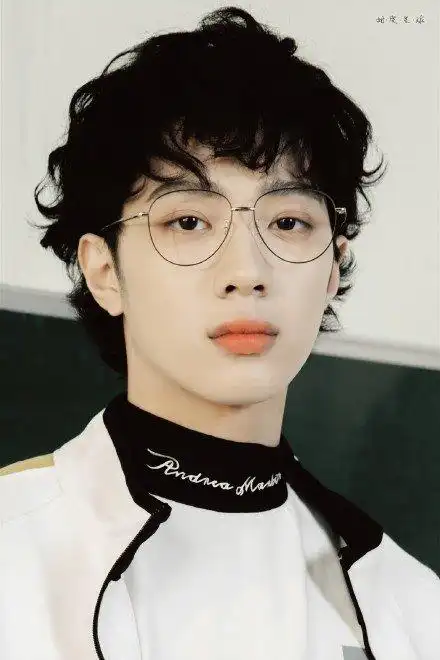 每天都沉浸在赖冠霖的笑容,这治愈系的笑容,扛不住扛不住.