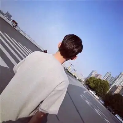 背影阳光帅气图片大全 有你在我就特别地满足,男生头像图片-回车桌面