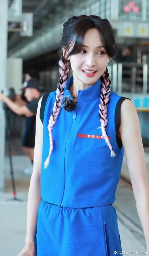 郑爽最新造型大赏:挑染双麻花拳击辫搭配蓝
