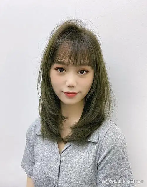 发型衬托出的气质唯美又性感,对于中长发的女生都非常适合这款艳美