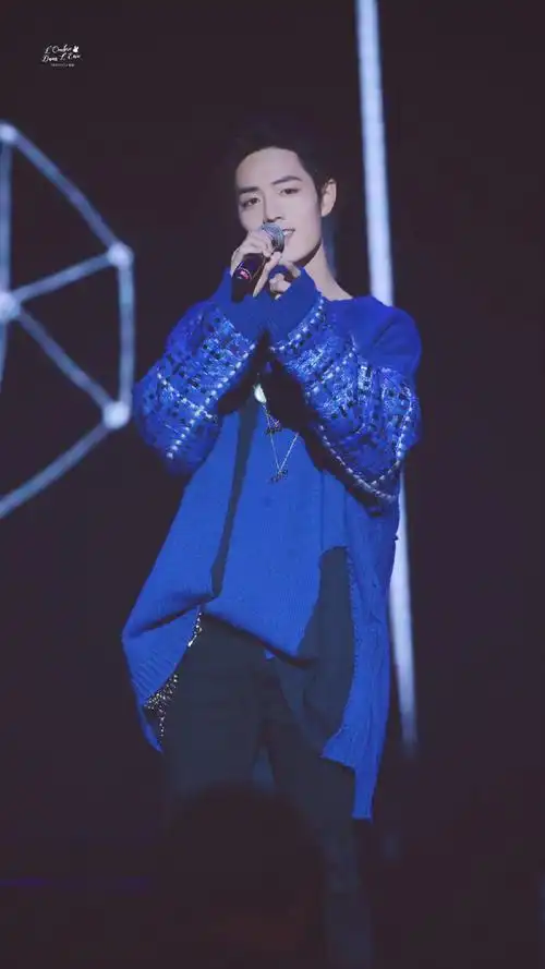 肖战#【肖战】身穿蓝色毛衣深情演唱《满足》的舞台战好帅,好温柔,好