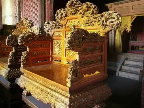 皇帝与皇后的宝座,金光闪闪,令人生威.